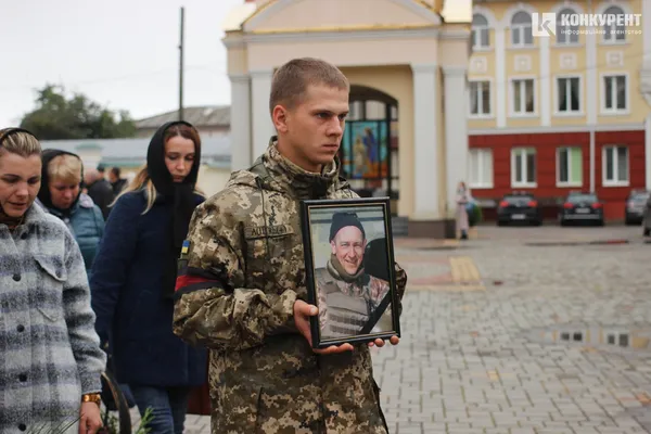 «Був доброю душею»: у  Луцьку попрощалися із воїном Юрієм Сапожником (фото, відео)