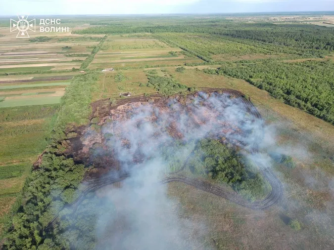 Балкон, будинок та гектари сухостою: як на Волині рятувальники гасили пожежі  (фото)
