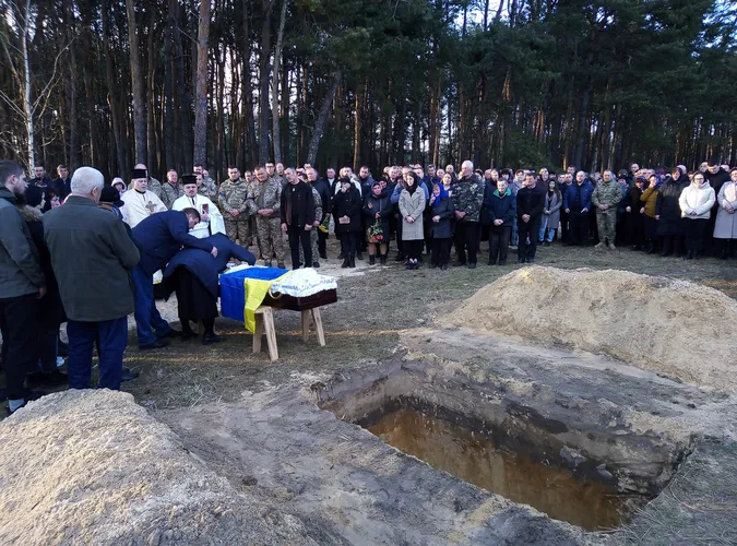 На Волині попрощалися із загиблим воїном Русланом Волохом (фото, відео)