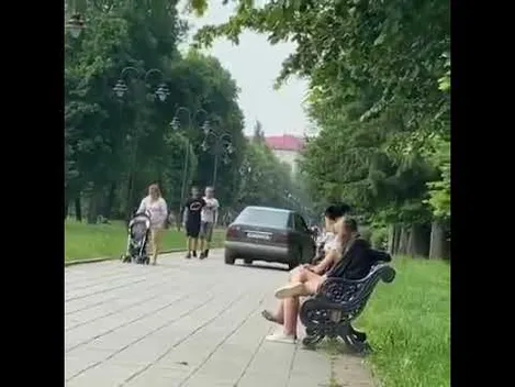 Центральною алеєю луцького парку роз’їжджало авто (відео)