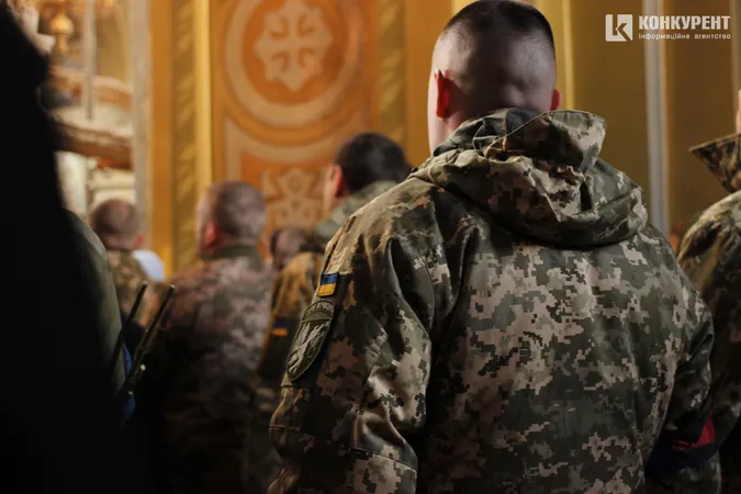Зі сльозами та на колінах: Луцьк попрощався з трьома своїми Героями (фото, відео)