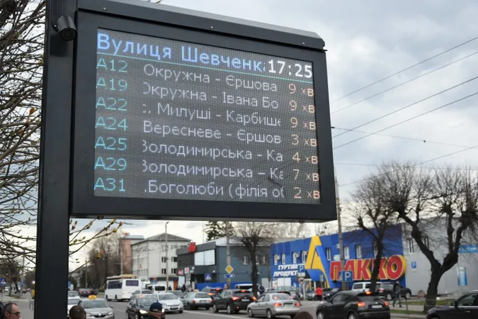 На луцьких зупинках побільшало інформаційних табло (фото)