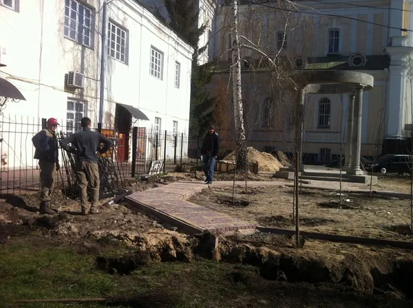 У Луцьку біля собору і кладовища встановлюють альтанку  (фото)