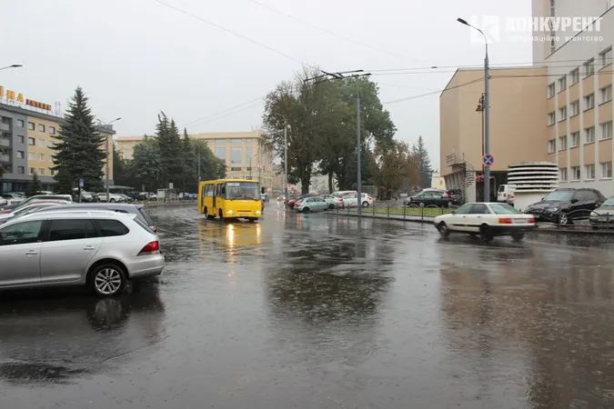 Раптова гроза в Луцьку: машини по колеса у воді (фото, відео)