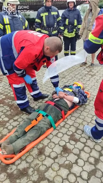 У селі на Волині із погреба витягнули літнього чоловіка (фото)