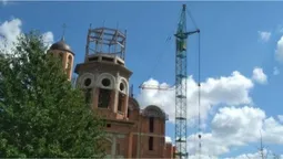 На будівництві луцького храму похилилася частина крану, однак його вже ремонтують (ФОТО)