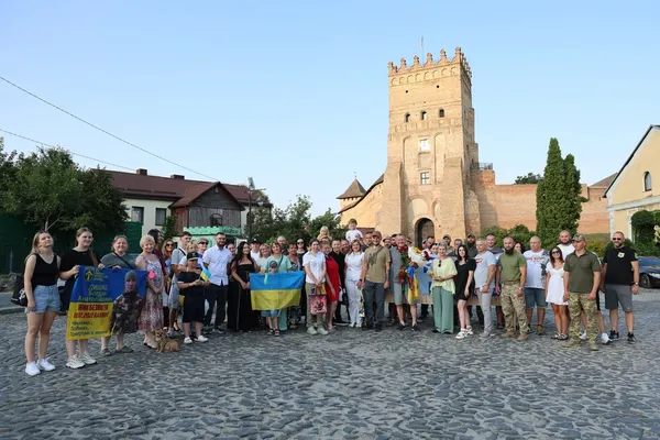 Повернувся додому через 4 роки полону: у Луцьку зустріли воїна Олександра Пришка (фото)