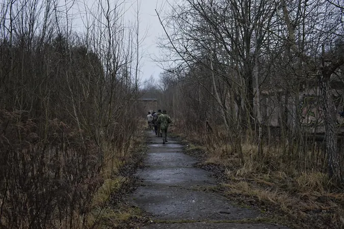 У лісі біля Луцька бігали діти з автоматами (фото)