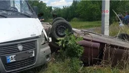 На Волині бус зніс легковик у кювет, авто перекинулося (фото)