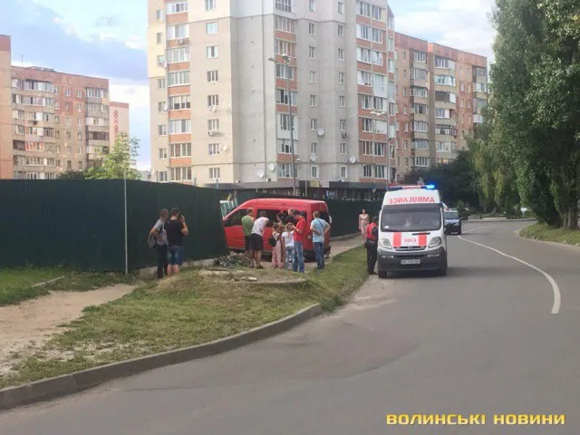 У Луцьку біля «Patio di Fiori» ДТП – легковик в'їхав в огорожу (фото,відео)