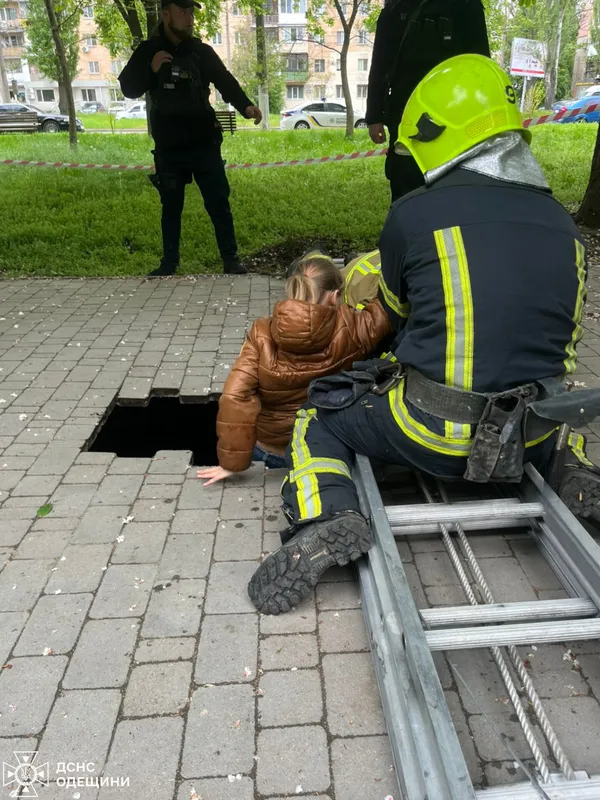 Тротуар вислизнув з-під ніг: в Одесі дитина провалилася у 4-метрову яму (фото)