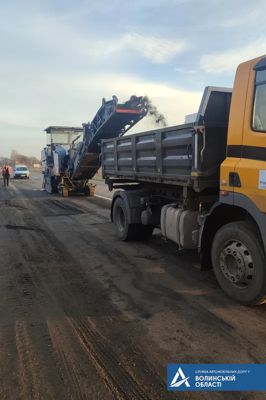 Ліквідовують вибоїни: у Підгайцях ремонтують дорогу (фото)
