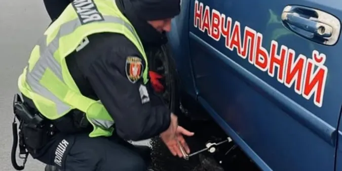У Луцьку навчальне авто вийшло з ладу: водієві допомогли патрульні