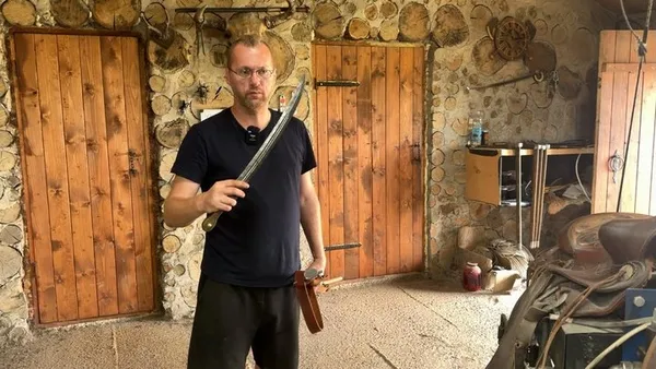 Павло Скшетуський тримає кавказький бебут