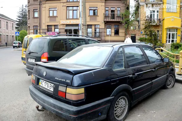 Із центру Луцька зникло «нічийне» авто (фото, оновлено)