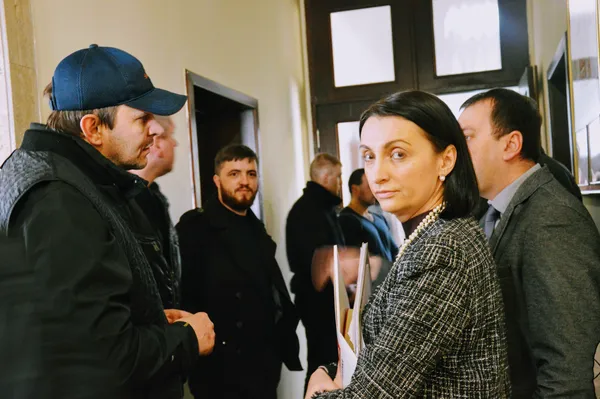 Коли стало зрозуміло, що сесійне засідання затягується, луцький активіст Ігор Алєксєєв почав запитувати: «Коли буде прийняте рішення щодо економічної блокади?»