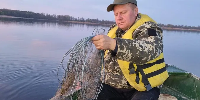 На Волині з браконьєрської сітки звільнили велику пірникозу (відео)