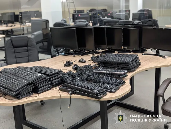 Виводили крипту: у Луцьку накрили величезний кол-центр скамерів (відео)