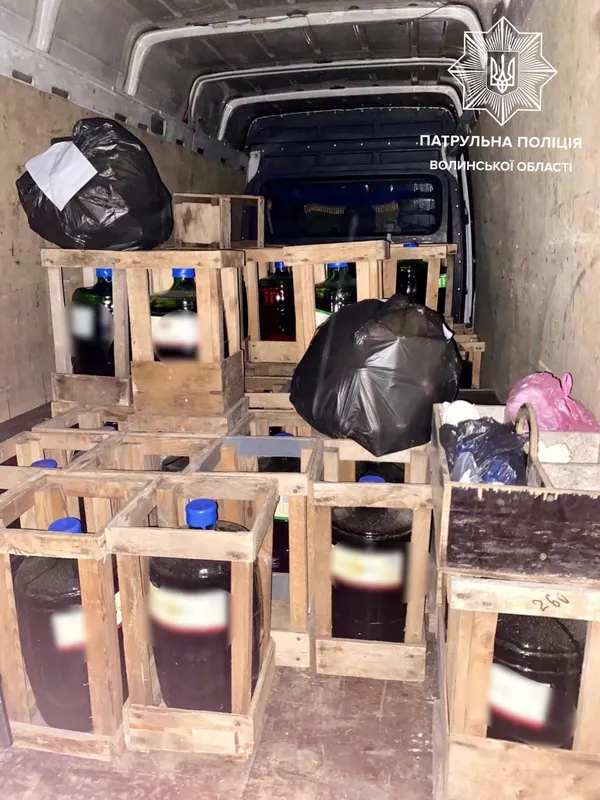 Розвозив по магазинах: на Волині зупинили авто з «лівим» алкоголем (фото)