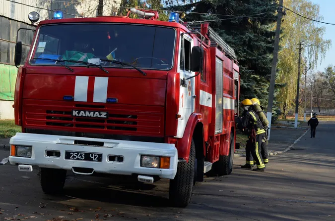 Коротке замикання: у Луцьку «горіла» картонно-паперова фабрика (фото)