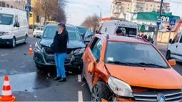 У Луцьку водійка Volkswagen «пролетіла» на червоний та протаранила дві автівки (фото)