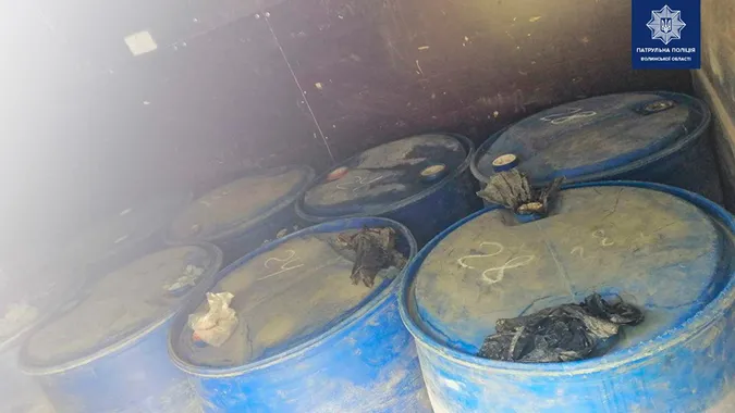Біля Луцька патрульні зупинили бус, в якому знайшли 12 бочок спирту (фото)