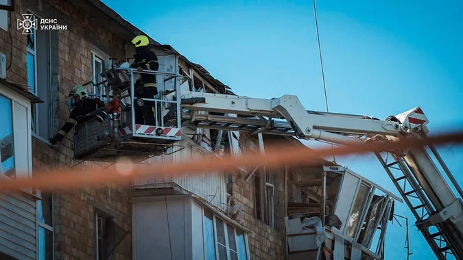 Люди під завалами: у Києві вже 19 загиблих від ворожої атаки (фото)