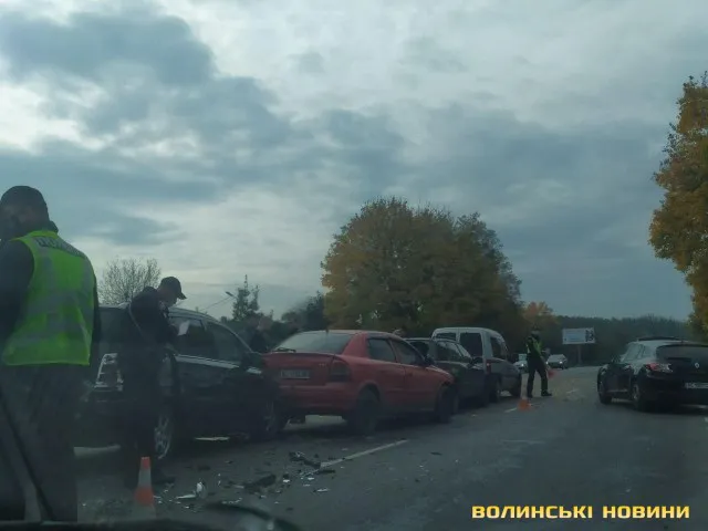 Під Луцьком масштабна ДТП: зіткнулося 5 машин