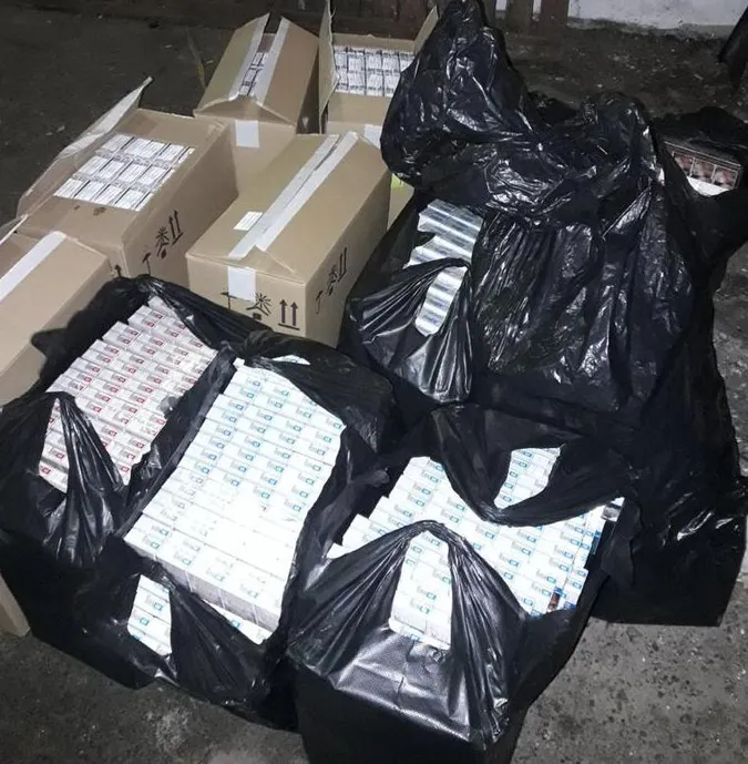 Віз цигарки на 280 тисяч: у волинянина-контрабандиста вилучили бус (відео)