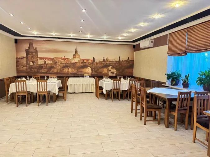 У центрі Луцька віддають в оренду «Прагу» (фото)