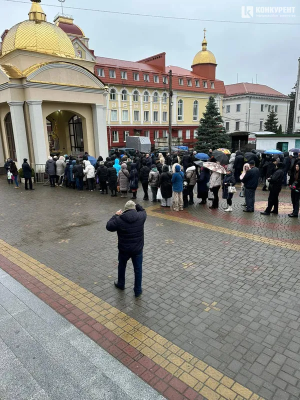 Довжелезна черга: у соборі Святої Трійці в Луцьку освячують воду на Водохреще (фото)