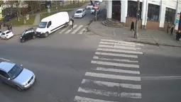 У Луцьку бус втаранився у «крихітку» (відео)
