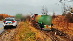 Під Ковелем п'яний далекобійник з небезпечним вантажем злетів у кювет (фото)