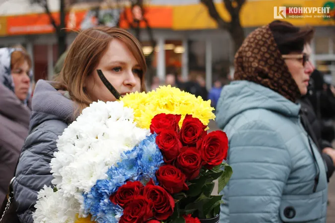 У Луцьку на колінах попрощалися зі ще одним загиблим Героєм (фото)