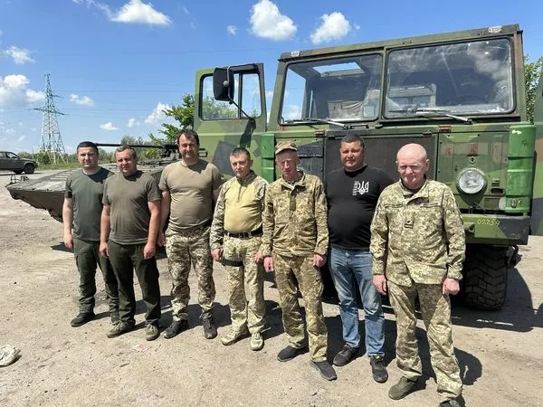 Транспорт, шини і гостинці: волинським тероборонівцям передали допомогу на фронт  (фото)