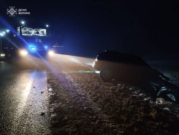 Jaguar після ДТП і «швидку» із пацієнтом: на Волині рятувальники витягали із заметів два авто (фото)