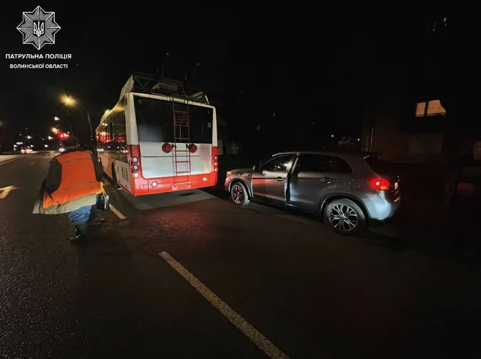 У Луцьку тролейбус не розминувся з припаркованою автівкою (фото)