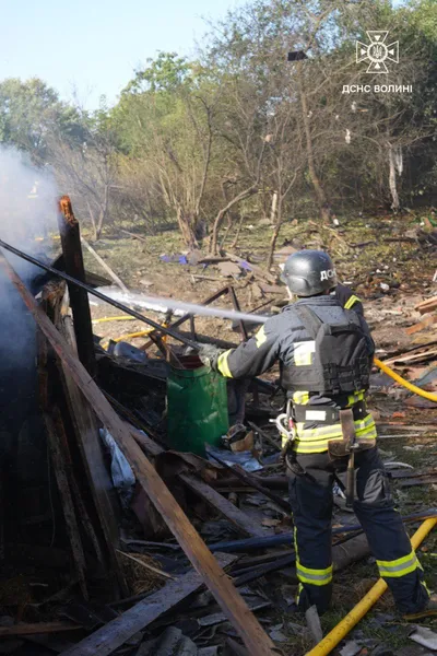 Рятувальники показали наслідки ворожого обстрілу на околиці Луцька (фото)