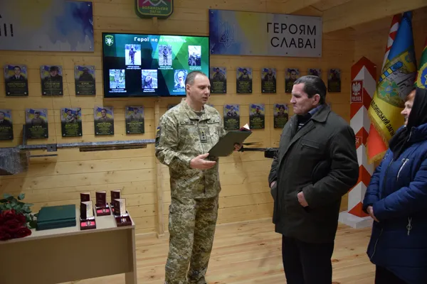 У Луцьку рідним загиблих прикордонників вручили їхні посмертні нагороди (фото)
