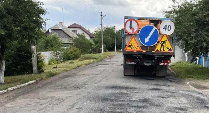 На Волині ліквідовують вибоїни на дорогах – водіїв просять бути обережними (фото, відео)