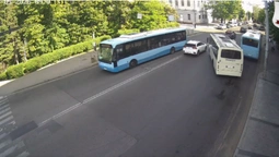 У центрі Луцька маршрутка не пропустила легковик (відео)