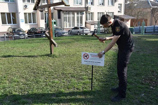 Табличок про заборону вигулу собак у Луцьку стало ще більше (фото)