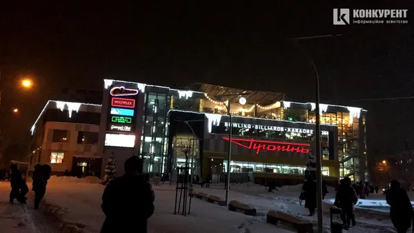 Біля «Променя» вже засвітили красуню-ялинку (фото)