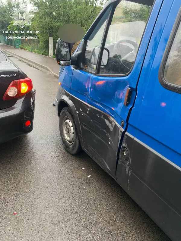 У Луцьку «тойота» заднім ходом в'їхала у припаркований бус (фото)