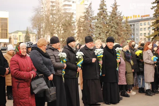 Квіти та сотні людей: у Луцьку вшанували пам'ять героїв Небесної Сотні (фото, відео)