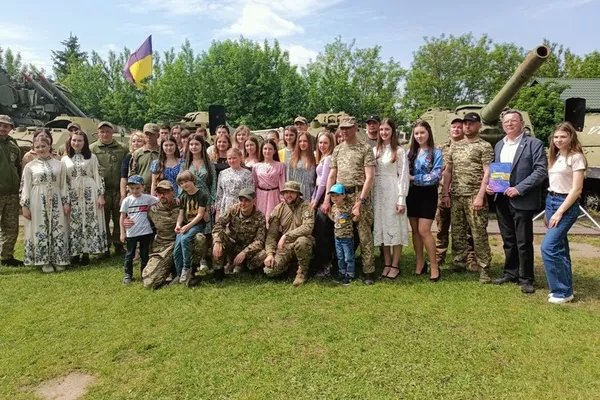 Майже 30 захисників, які реабілітуються у Луцьку, побували у музеї військової техніки (фото, відео)