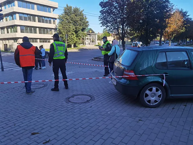 У Луцьку на Відродження автомобіль на зупинці збив чоловіка (фото,  відео)