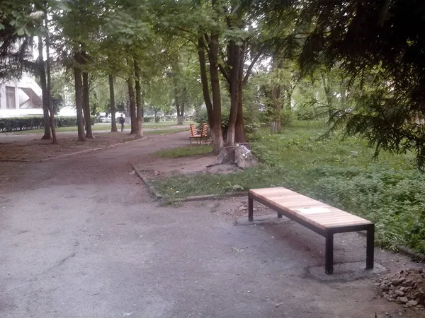 Біля істфаку в Луцьку встановили лавки (фото, оновлено)