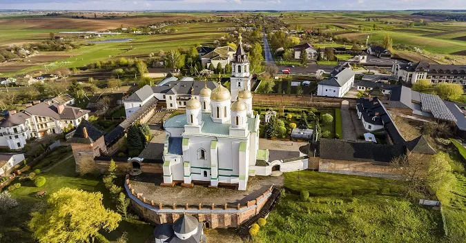 Підозрілих осіб і зброї немає: силовики перевірили Зимненський монастир