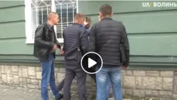 Дістав з кишені і проковтнув: у центрі Луцька затримали чоловіка з наркотиками (відео)